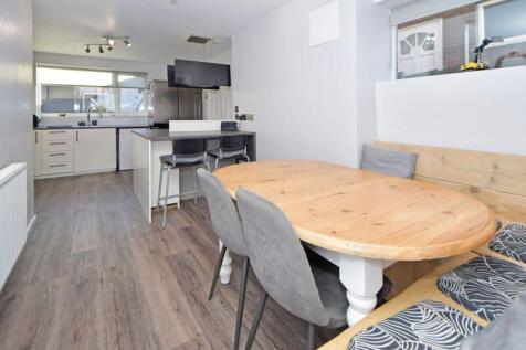 KITCHEN SITTING AREA