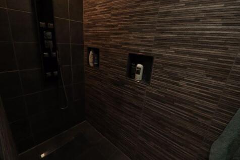 EN SUITE SHOWER SHOT