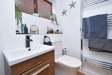EN SUITE SHOWER ROOM