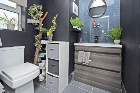 EN SUITE SHOWER ROOM