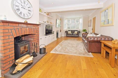 OPEN PLAN THROUGH LOUNGE