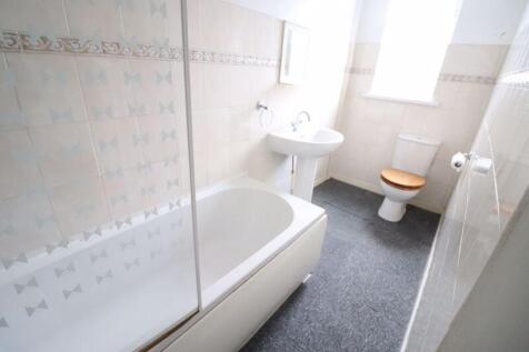 FIRST FLOOR BATHROOM