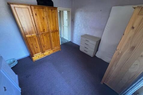 FRONT BEDROOM