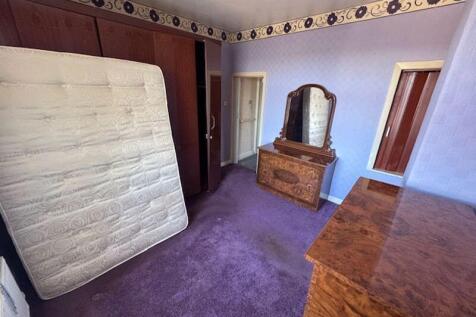 BACK BEDROOM