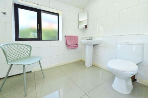 EN SUITE SHOWER ROOM