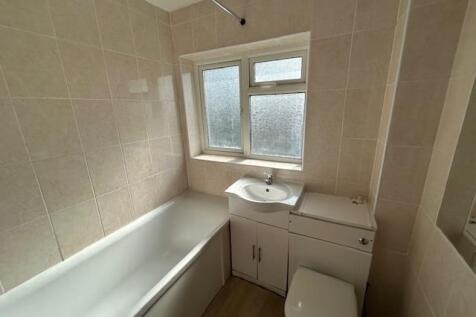 49 Cargreen Road bath.jpg