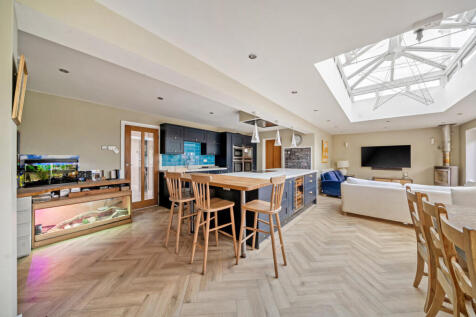 1369598-4-68f1651...