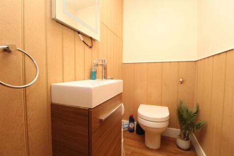 CLOAKROOM/W.C.