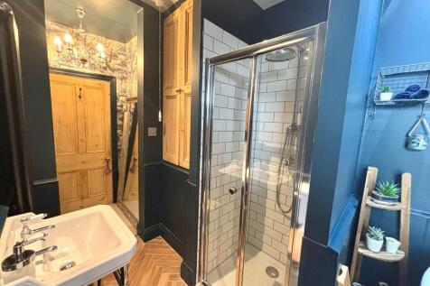 Family bathroom 1