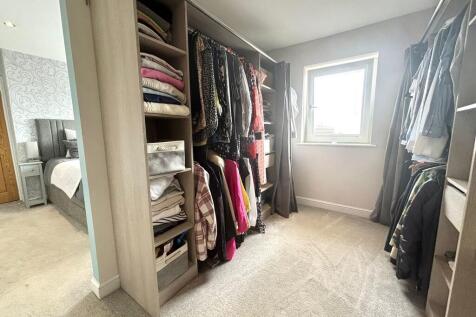 walk in wardrobe ...