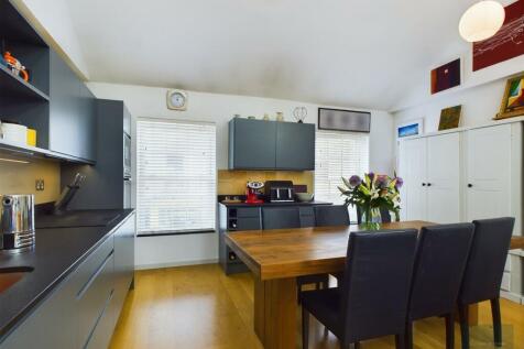 Kitchen/Dining area