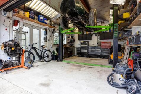 Detached garage