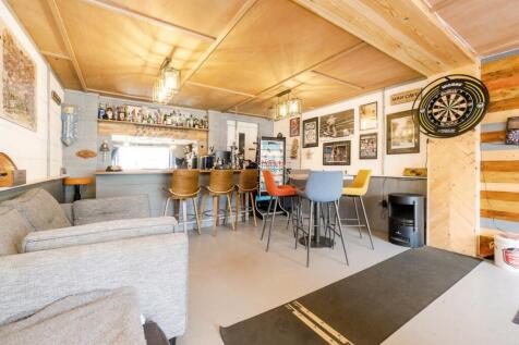 Bar/Garden Room