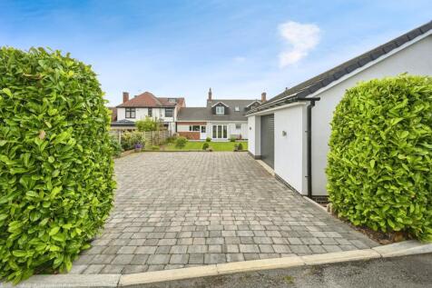 Garden/Rear Driveway