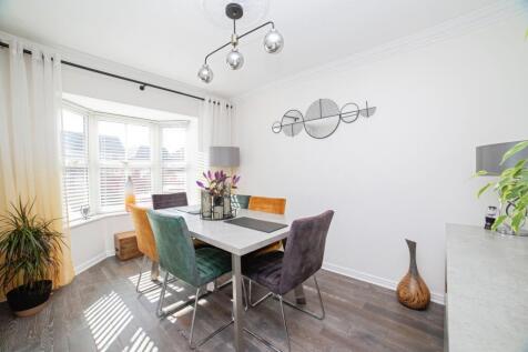 Bedroom 3/Dining Roo