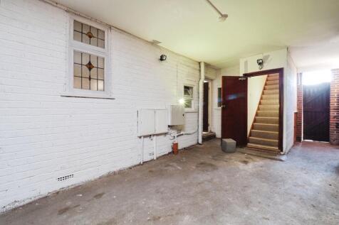 Carport, Annexe Door