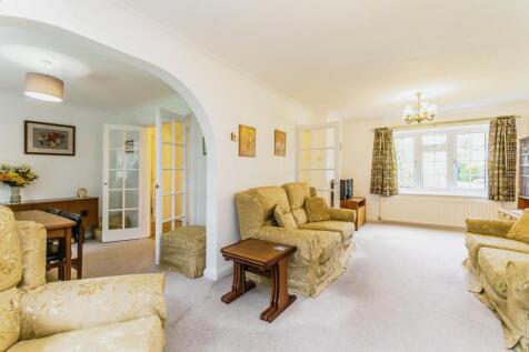 Lounge/Dining Area