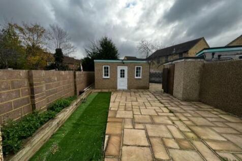 Chestnut garden pebble dashed 4.jpg