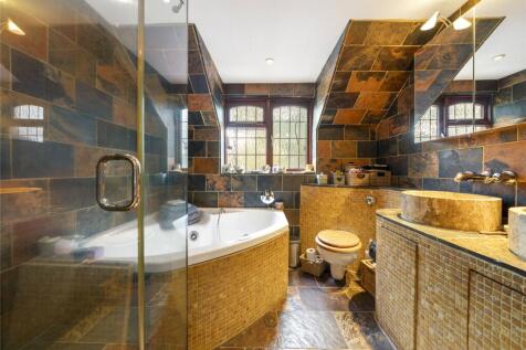 En Suite Bath/Shower