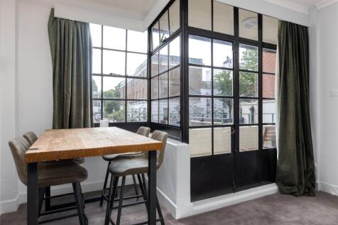 Reception/Balcony