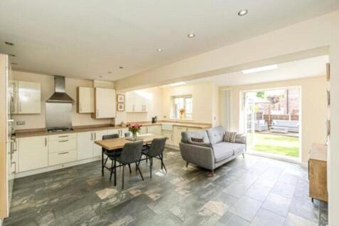 Kitchen/Lounge Room