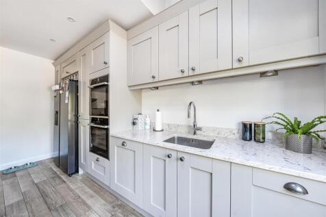 Kitchen 2.jpg