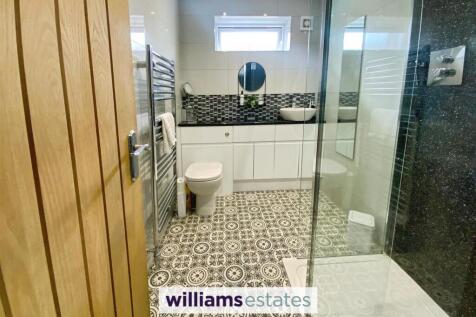 en-suite shower