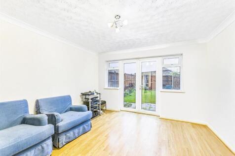 CAM02435G0-PR0083-STILL016176337564817634197701764