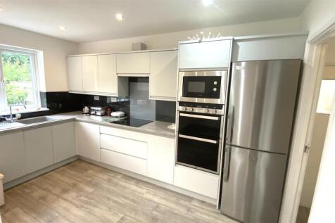 L-Shaped Kitchen/Diner