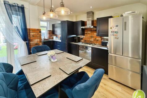 Kitchen/ Dining Room