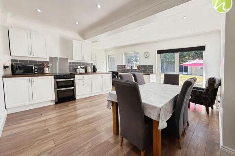 Kitchen/ Dining Room