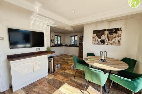 Kitchen/ Dining