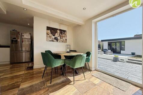 Kitchen/ Dining