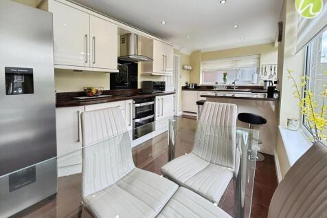 Kitchen/ Dining Room