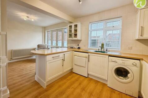 Kitchen/ Dining Room