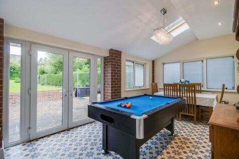 DINING/GAMES ROOM