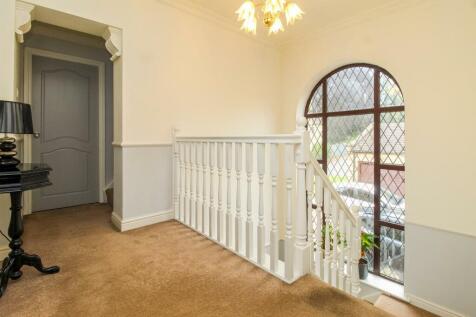 FIRST FLOOR LANDING
