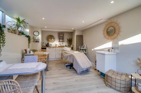OUTBULDING/SALON