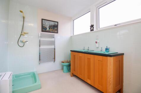 EN SUITE BATHROOM/W.C.