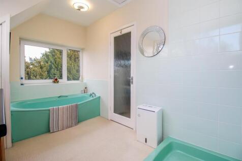 EN SUITE BATHROOM/W.C.