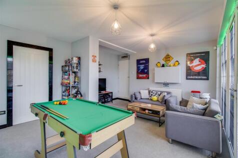 SITTING ROOM/ GAMES ROOM