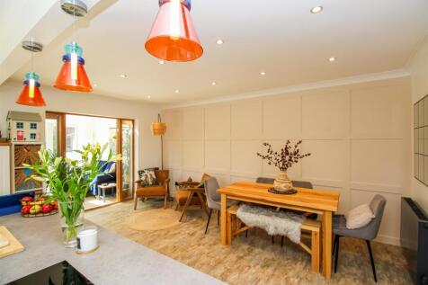 SITTING/DINING ROOM