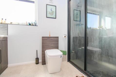 SHOWER ROOM/W.C.