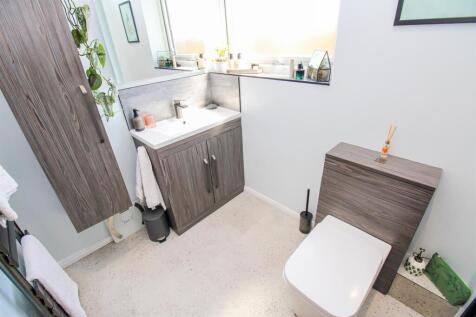 SHOWER ROOM/W.C.