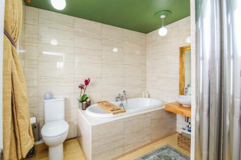 EN SUITE BATHROOM