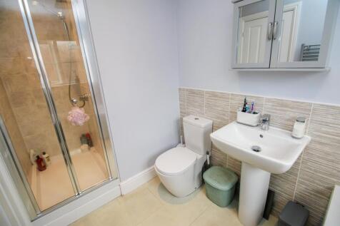 EN SUITE BATHROOM/W.C.