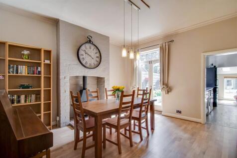 SITTING/DINING ROOM
