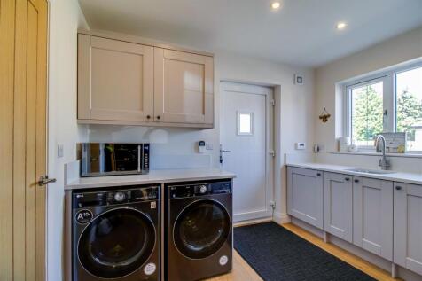 UTILITY/CLOAKROOM