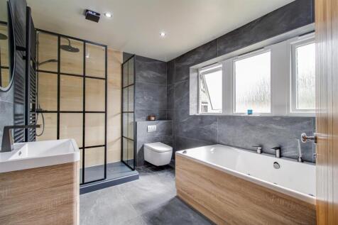 EN SUITE BATHROOM/W.C.