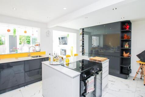 KITCHEN/BREAKFAST ROOM